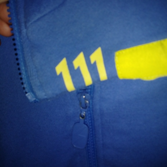 *DONATED* Fallout Vault 111 Hoodie - Picture 6 of 6